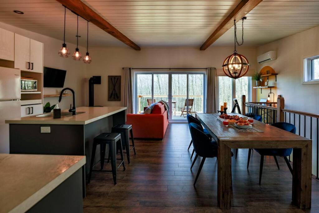 Chalet Woodpecker Lodge - Chaleureux Avec Foyer. Orford 외부 사진