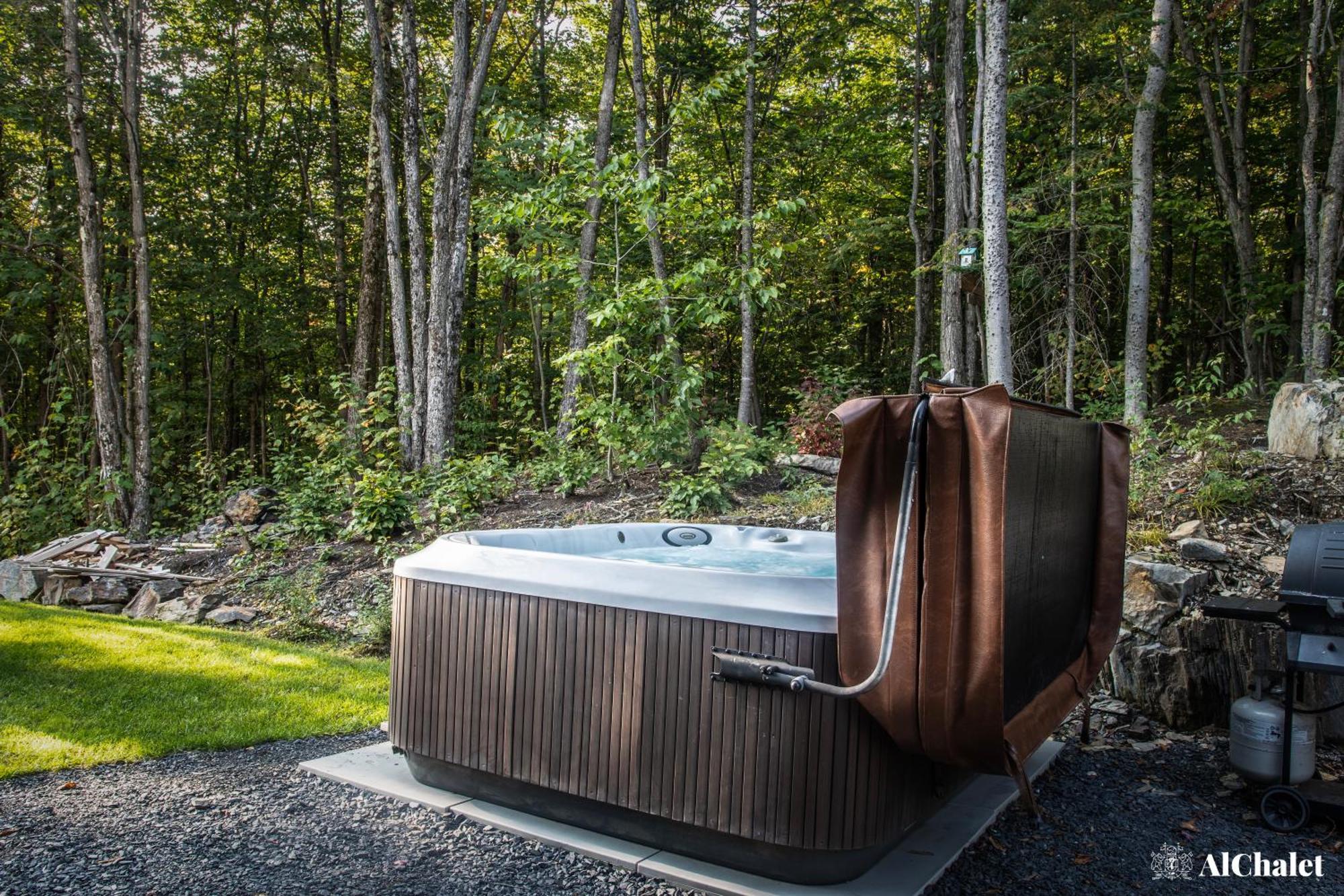 Chalet Woodpecker Lodge - Chaleureux Avec Foyer. Orford 외부 사진